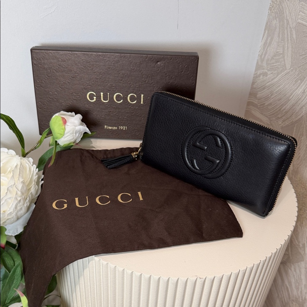 Gucci Black Leather Zip Around Wallet